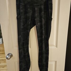 NWT Fabletics Powerhold Black Camo Leggings